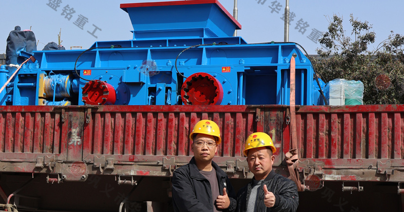 鵝卵石制砂用什么破碎機(jī)？推薦對(duì)輥機(jī)價(jià)格不貴還耐用